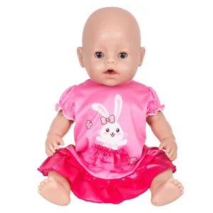 Detailansicht der 43cm Puppe im süßen rosa Kaninchenkleid, weicher Plüschspielzeugkörper.