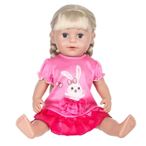 Detaillierte Nahansicht einer 43 cm großen blonden Puppe mit einem süßen rosa Hasenkleid.