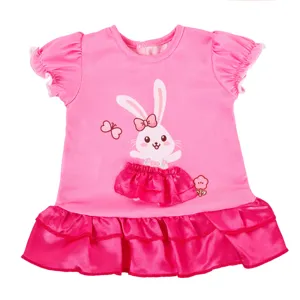 Rosa Babykleid Detail mit süßem Hasen-Druck, hübscher Schleife und Rüschen, weicher Stoff.