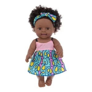 Vista detallada de muñeca bebé negra de 30cm de silicona suave con pelo afro y vestido colorido.