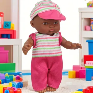 Vista detallada de una linda muñeca bebé africana de 5.5 pulgadas con traje a rayas y juguetes.