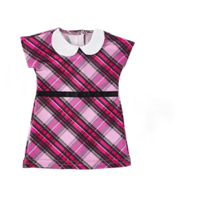 Detalle de vestido de muñeca a cuadros rosa y negro con cuello blanco y cinta.