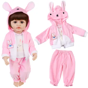 Detailansicht des 22-Zoll Reborn Puppen rosa Hase Hoodie Outfit Sets, niedliche Plüschdetails.