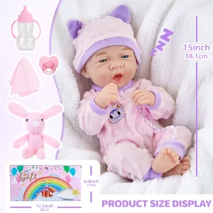 Gedetailleerd overzicht van 15 inch reborn babypop set met accessoires, flesje en geschenkdoos.