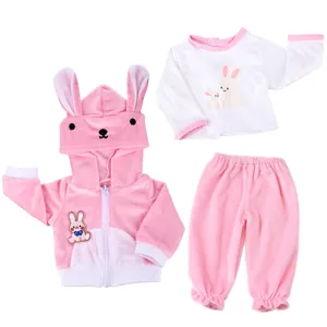 Detailansicht der 22 Zoll Reborn Puppenkleidung, rosa Hasen Kapuzenpullover und Hosen.