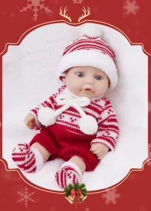 Detailansicht der 25 cm Weihnachts-Rebornpuppe im roten Strick-Outfit mit flauschiger Mütze.
