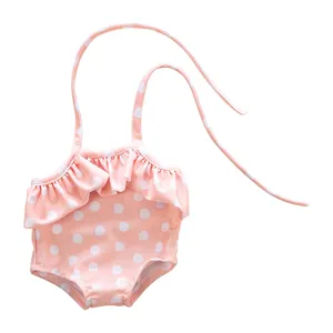 Detailansicht eines rosa gepunkteten Halter-Puppenbadeanzugs für 45cm American Girl Puppen.