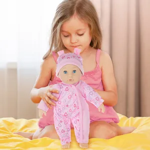 Süsses 30cm Reborn Babypuppe Detailansicht, weiche Stoffkörper Puppe im rosa Herz Outfit.