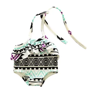 Puppen-Badeanzug Detailansicht, Sommer-Halter-Bikin mit geometrischem Muster für 45cm Puppen.