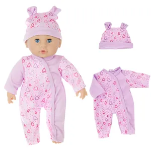 Nahaufnahme der 30cm Reborn Babypuppe mit Weichkörper, Herzmuster-Kleidung und Hasenohren-Mütze.