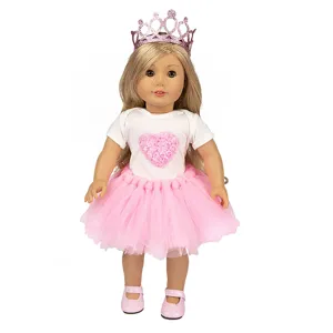 Detailansicht eines 18-Zoll-Puppen-Prinzessinnenkleid-Sets mit rosa Tüllrock, Krone und Schuhen.