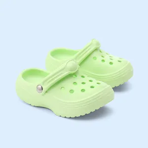Dettaglio di mini zoccoli verdi, simpatico giocattolo per animali e pratico accessorio.