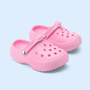 Vista dettagliata dei mini zoccoli rosa, scarpe giocattolo per animali e accessori per bambole.