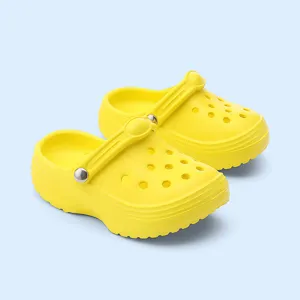 Mini scarpe gialle vista dettaglio, simpatico accessorio per giocattoli per animali domestici.
