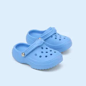 Primo piano dettagliato di simpatici mini zoccoli azzurri, perfetti per fai da te e animali.