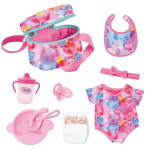 Dettaglio accessori bambola con borsa stampa acquerello colorata, bavaglino e set.