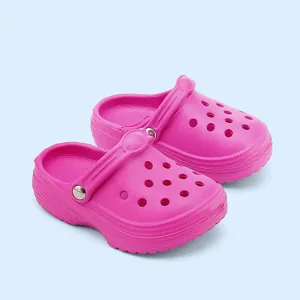 Vista dettagliata di mini zoccoli rosa, ideali per scarpe da bambola e simpatici accessori.