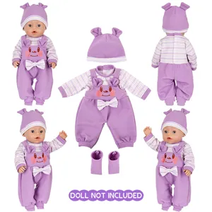 Gedetailleerd overzicht van schattige paarse pluche poppenkleding set met muts en trui.