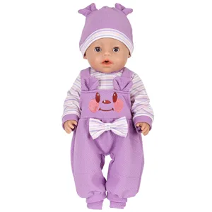Schattige paarse poppenkleding set voor 43 cm poppen, inclusief tuinbroek, gestreept shirt en muts.