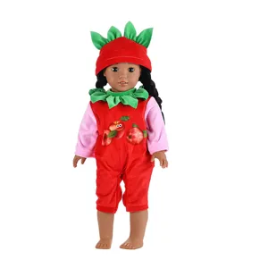 Dettaglio del costume di frutta per bambola 18 pollici, cappello fragola e tutina mela.