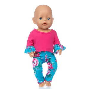 Vista dettagliata del completo primaverile estivo per bambola da 45cm con pantaloni a fiori.