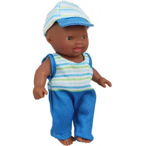 5.5 pulgadas lindo bebé negro muñeca de vinilo con sombrero a rayas azul y mameluco juguete
