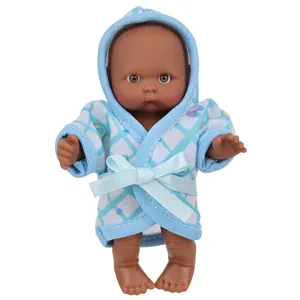 Muñeca bebé negra de 5,5 pulgadas con lindo albornoz con capucha a cuadros azules.