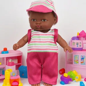 Muñeca bebé negra de 5.5 pulgadas de vinilo con sombrero a rayas y mameluco juguete.