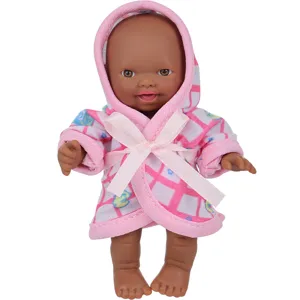 Muñeca bebé negra de 5.5 pulgadas muñeca reborn de vinilo con albornoz rosa con capucha