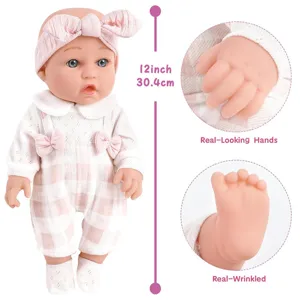 Details der 12-Zoll Reborn Babypuppe mit realistischen Händen, süßem Outfit und kleinen Füßen.