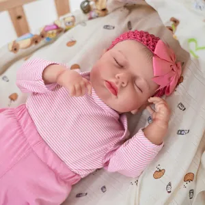 Poupée bébé reborn de 20 pouces simulation mignon bébé endormi jouet avec des vêtements rayés.