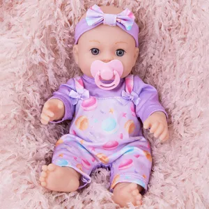 12 Zoll Vinyl Reborn Babypuppe Detailansicht mit lila Strampler und niedlichem Schnuller.