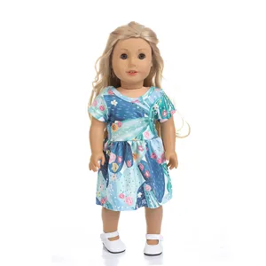 Detailansicht des 18 Zoll Puppen Sommerkleides mit Blumen Kakteen Druck und weißen Schuhen.