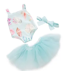 Niedliches Baby Muschel Print Badeanzug Set mit Tüllrock und Schleife in hellblauer Farbe.