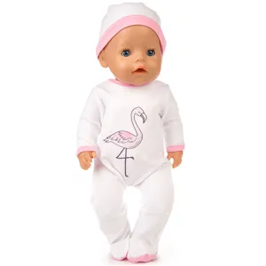 Süsser Flamingo-Druck Babypuppe Overall und Mütze Detailaufnahme, weicher Stoff, feine Arbeit.