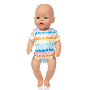 Detailaufnahme des 45cm Puppen-Bodys mit buntem Herzmuster, süße Puppenkleidung.