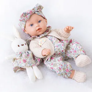 Bambola reborn di 30 cm con grazioso completo floreale, cardigan e set di coniglietti di peluche.