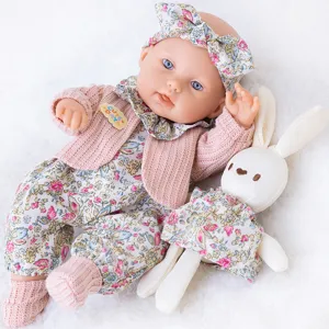 Bambola reborn in vinile da 30 cm con vestito floreale, cardigan e grazioso peluche di coniglio.