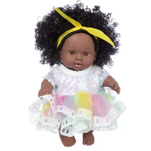 8-Zoll süße schwarze Babypuppe mit lockigem Haar, gelbem Stirnband und buntem Tütü-Kleid.