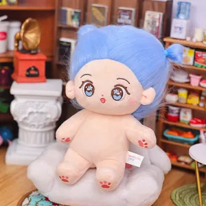 Detailaufnahme einer 20 cm großen, flauschigen blauen nackten Baumwollpuppe im Miniaturraum.