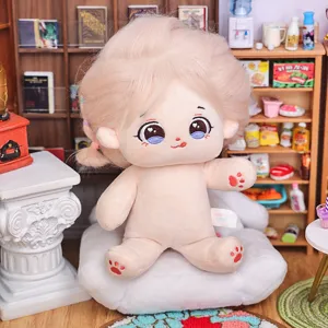Nahaufnahme der 20cm flauschigen baumwollpuppe ohne eigenschaften mit süsser tatzenstickerei.