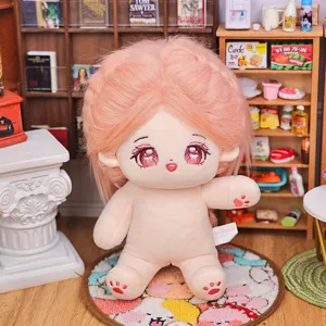 Detaillierte Ansicht einer 20cm Baumwollpuppe mit rosa Haar und niedlichen bestickten Pfoten.