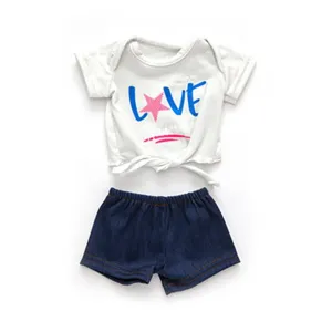 Puppenkleidung Set, weißes geknotetes T-Shirt und blaue Jeansshorts Variante für Modepuppen.