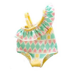 Süßer Puppen-Badeanzug mit geometrischem Print, Volants und One-Schulter-Design für Puppen.