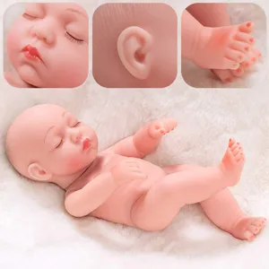 Nahaufnahme der Details einer 10 Zoll Reborn Puppe mit lebendigen Gesichtszügen und Zehen.