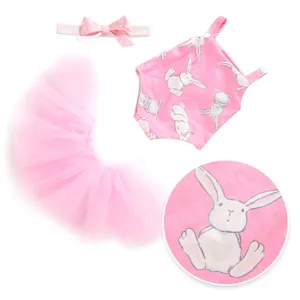 18-Zoll Puppenkleidung Detailansicht mit rosa Tütü-Rock, Schleifen-Haarband und süßem Hasen-Strampler.
