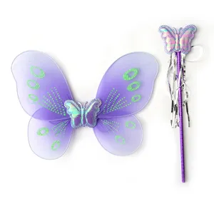 Detailansicht der violetten Schmetterlingsflügel sowie des Zauberstabs für Puppen.