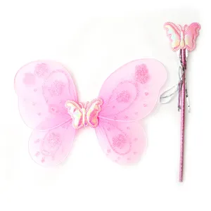 Nahaufnahme von rosa Schmetterlings-Feenfluegeln und Zauberstab-Set mit Glitzernetz.