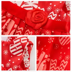 Detailansicht des 18 Zoll Puppenkleids, rotes Weihnachtsschneeflockenmuster mit Taillenblume.