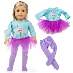 Detailansicht des 18-Zoll-Puppenoutfits mit türkisfarbenem Flamingotop, Tütü und Leggings.